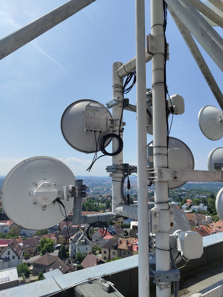Mikrovlnné spoje Vodafonu (UPC) v pražských Kobylisích