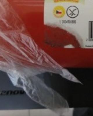 Výrobní salám. Kategorie: Nebezpečné potraviny. Nevyhovující parametr: vzhled, změny způsobené mikrobiální činností, vůně. Výrobek měl oslizlý povrch a kyselý zápach po kvašení. Potravina se nepovažuje za bezpečnou, pokud jeví známky kažení. Část etikety s datem použitelnosti byla odtržena. Z tohoto důvodu nejsou uvedeny informace o výrobci. Místo kontroly: Canh Dang Van, Frýdlant