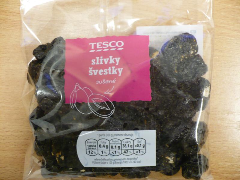 TESCO švestky sušené 200 g. Kategorie: Nebezpečné potraviny. Nevyhovující parametr: plísně okem viditelné. V každém z hodnocených balení se vyskytovaly plody napadané plísní. Země výroby: Slovensko. Místo kontroly: Tesco Stores ČR a.s. Praha