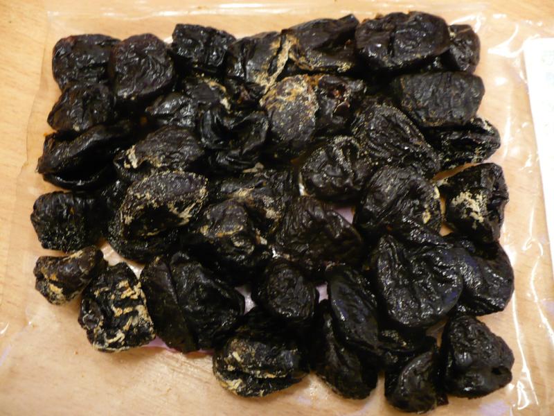 TESCO švestky sušené 200 g. Kategorie: Nebezpečné potraviny. Nevyhovující parametr: plísně okem viditelné. V každém z hodnocených balení se vyskytovaly plody napadané plísní. Země výroby: Slovensko. Místo kontroly: Tesco Stores ČR a.s. Praha