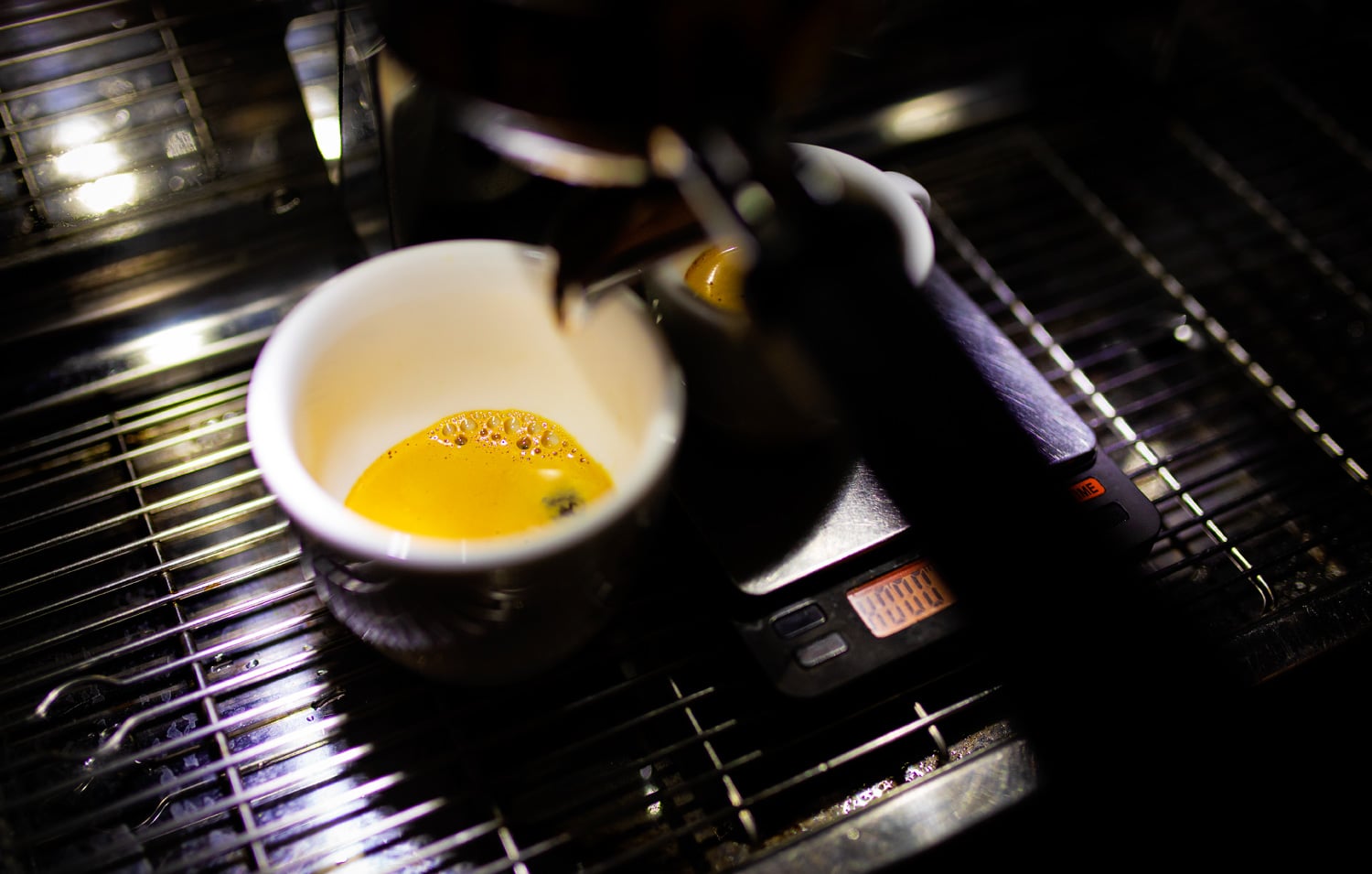 V Dos Mundos se soustavně věnují také školení baristů a své lidi vysílají do oborových soutěží.