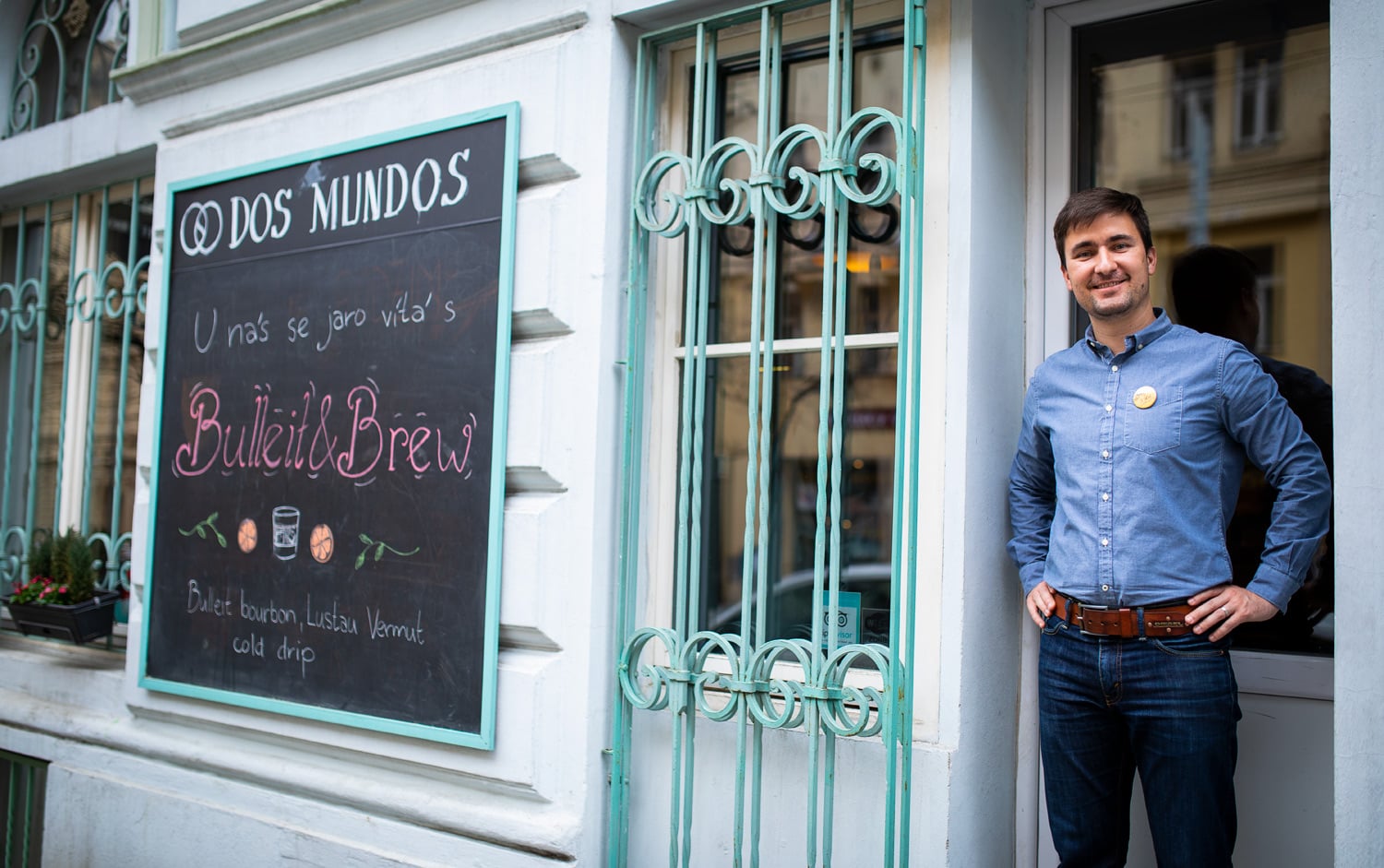 Lukáš před pražírnou.