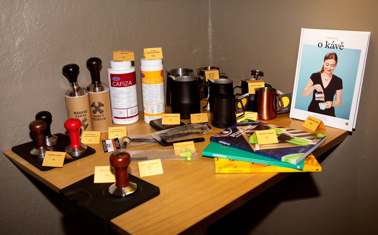 ...i vybavení pro její přípravu. A k tomu čtivo pro kávové nadšence.