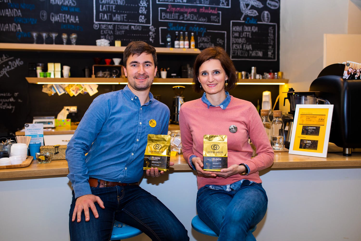 Lukáš a Adéla s kávou, kterou vybrali, upražili a zabalili.