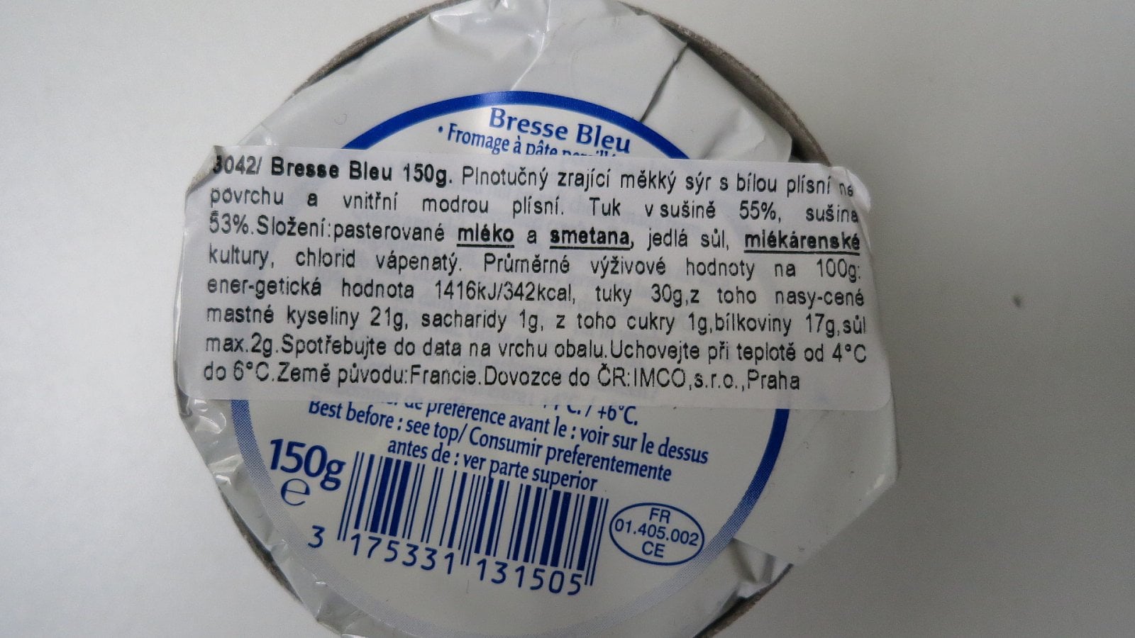 Bresse Bleu, v balení 150 g s datem použitelnosti 24. 04. 16, šarže 24 04 16 041, dovozce IMCO, s.r.o., Praha, země původu Francie. Výsledky z laboratoře u sýru prokázaly obsah sušiny v hodnotě 47,80 % oproti deklaraci na obalu, která uváděla 53 %. Rozbor tak prokázal klamání spotřebitele nepravdivým tvrzením na etiketě. Sýr byl v prodeji v obchodním  řetězci společnosti Globus ČR, k.s.