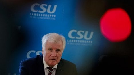 Náhledový obrázek - V bavorské CSU se objevují hlasy požadující Seehoferovu hlavu. Rozhodne se na sjezdu