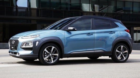 Korejská automobilka má nově v nabídce i elektrický crossover Kona. V základní verzi s kapacitou baterie 39,2 kWh a dojezdem až 345 kilometrů je za 899 990 Kč. S baterií o kapacitě 64 kWh a dojezdem 546 kilometrů začíná cena na 1 059 990 Kč.