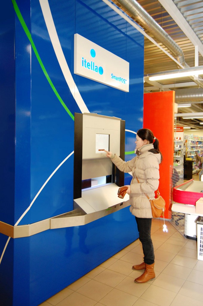 Výdejní automat zásilek z dílny estonské firmy Cleveron, která se mimo jiné účastnila i veřejné zakázky na dodávku balíkomatů pro Českou poštu.