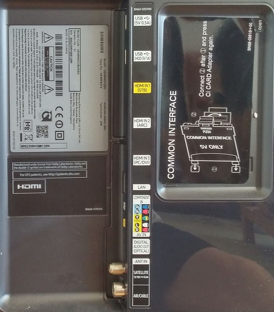 Štěrbinu pro mechaniku PCMCIA, resp. přístupovou kratu, i zde nahrazuje speciální adaptér Samsungu, který dostanete v ceně.