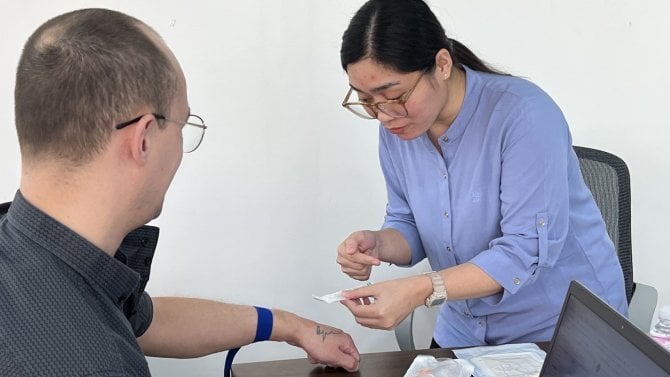 Nemocnice i domovy pro seniory stále bojují s nedostatkem personálu. Českému zdravotnictví mají pomoct Filipínci