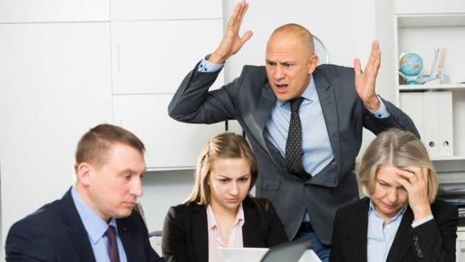 Špatná atmosféra a komunikace ve firmě u pracovního stolu