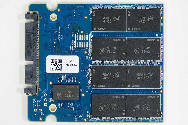 PCB disku Crucial MX500 (Zdroj: PC Perspective)