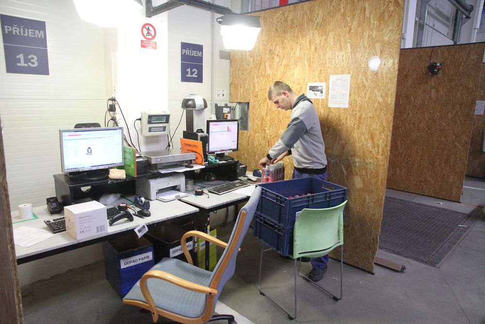 Během roku pracuje ve skladu okolo 150 lidí. V předvánočním období se ale jejich počet více než zdvojnásobí. "Přijímáme dalších 200 až 250 lidí," říká šéf logistiky Rudolf Žůrek. Klíčovější zaměstnance jako předáky firma nabírá už koncem října, aby se stihli zaučit. Ostatní posily pak začínají přicházet od konce listopadu.   