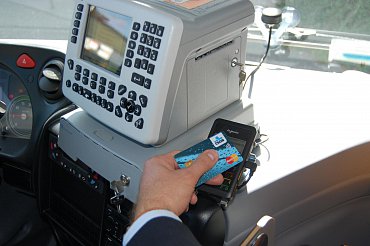 Autobusy linky 381 z Prahy do Kutné Hory dopravce ČSAD POLKOST umí platby jízdného u řidiče pomocí bezktontaktních platebních karet MasterCard a Visa. (09/2015)
