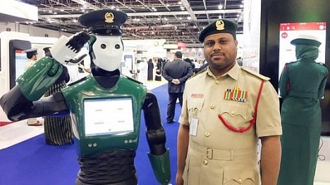 Náhledový obrázek - Robocop z Dubaje. Umí šest jazyků a číst emoce