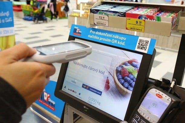 Před dokončením nákupu naskenujete QR kód na obrazovce pokladny a následuejte pokyny na obrazovce