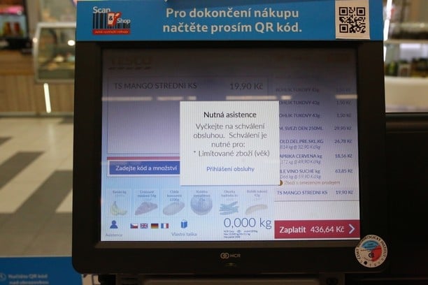 Záměrně jsme nakoupili alkohol, byli jsem zvědaví, zda nás pokladna upozorní. A upozornila. Nás i asistenta pokladen, který nám musel zboží tzv. schválit