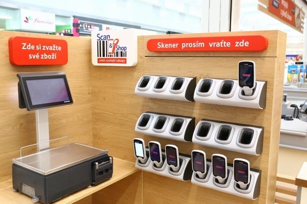 Při odchodu je třeba odevzdat skener na místo vedle pokladen, kde se nachází i váha, na níž můžete zboží dovážit