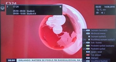 Pokud v tuneru zmáčknete tlačítko Info, vyjede vám takováto nápověda. Povšimněte si například zeleného teletextového tlačítka, kterým kdykoli jednoduše a operativně vypnete obraz a necháte běžet pouze zvuk. Bohužel i tady si překlad plete pojem „vysílač“ a „stanice/kanál“.