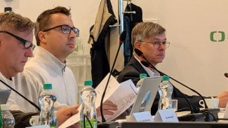 Členové Rady České televize Roman Bradáč a Pavel Matocha s generálním ředitelem Hynkem Chudárkem. Zasedání Rady ČT 17. 9. 2025.