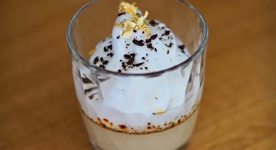 Dejvická 34, Čokoládové crème brulée s kokosovou šlehačkou a jedlým 22 karátovým zlatem