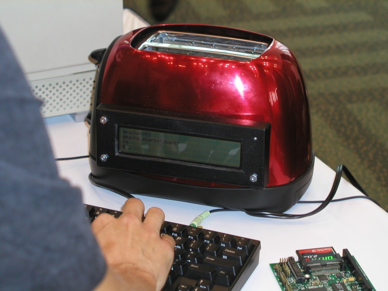 Toustovač může fungovat jako víceuživatelské zařízení připojené k internetu, schopné zobrazovat zajímavé informace na integrovaném displeji. Pokud připojíte klávesnici, můžete třeba psát maily nebo si nechávat vzkazy. Jo a taky to dělá výborné tousty.