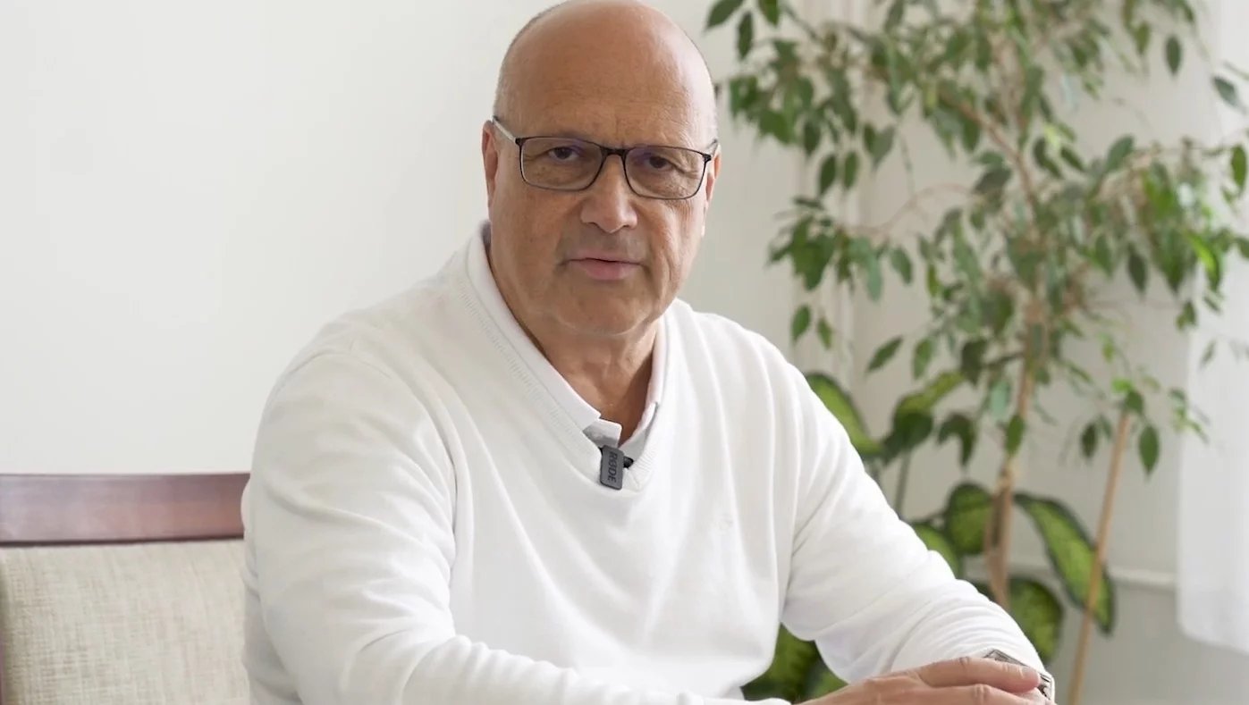 „My jsme byli první, kdo v České republice začal provádět takzvané punkce pupečníku pod ultrazvukovou kontrolou. Tato metoda umožnila velmi rozsáhlou, širokou diagnostiku, tedy nejen stanovení krevního obrazu plodu a vyšetření infekcí, ale také jakékoli vyšetření z krve plodu,“ říká profesor Pavel Calda, vedoucí lékař Centra fetální medicíny a Oddělení ultrazvukové diagnostiky Kliniky gynekologie, porodnictví a neonatologie 1. LF UK a VFN.