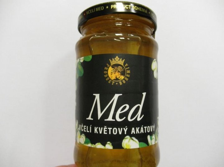 Med obsahoval zejména pyl rostlin z čeledi brukvovitých, nikoliv akátu. Byl zjištěn pyl rostlin, které nerostou v České republice, to neodpovídá údaji na obale "plněno českým medem". Výrobce: Product Bohemia s.r.o., Nová Ves u Chotěboře