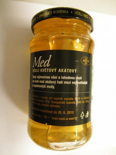 Med obsahoval zejména pyl rostlin z čeledi brukvovitých, nikoliv akátu. Byl zjištěn pyl rostlin, které nerostou v České republice, to neodpovídá údaji na obale "plněno českým medem". Výrobce: Product Bohemia s.r.o., Nová Ves u Chotěboře
