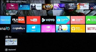 Domácí obrazovka s aplikacemi televizoru Philips 55PUS8700 s operačním systémem Android TV.