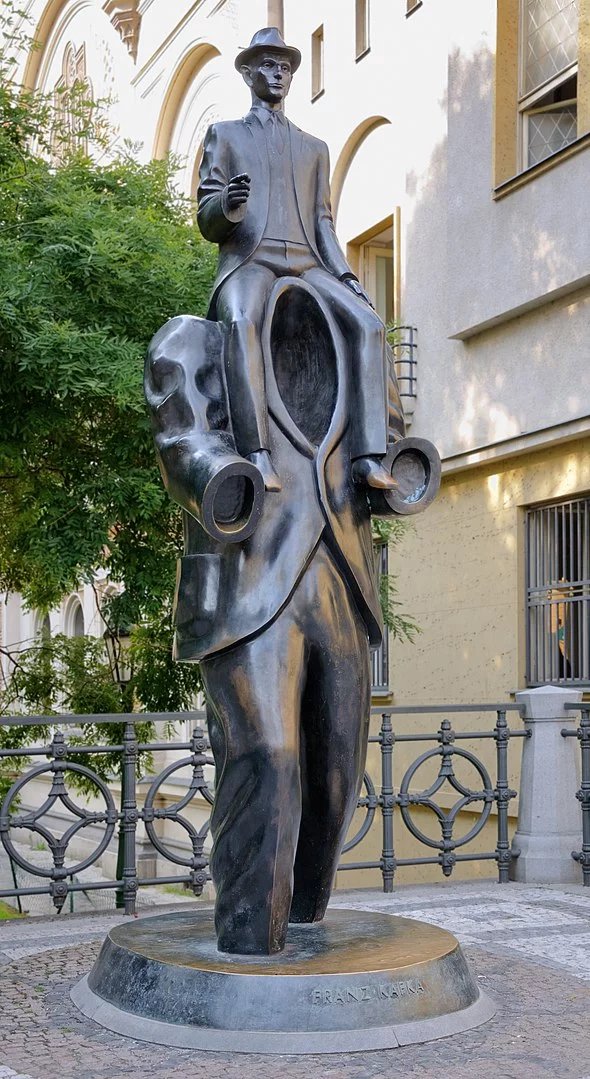 Pomník Franze Kafky v Praze od Jaroslava Róny