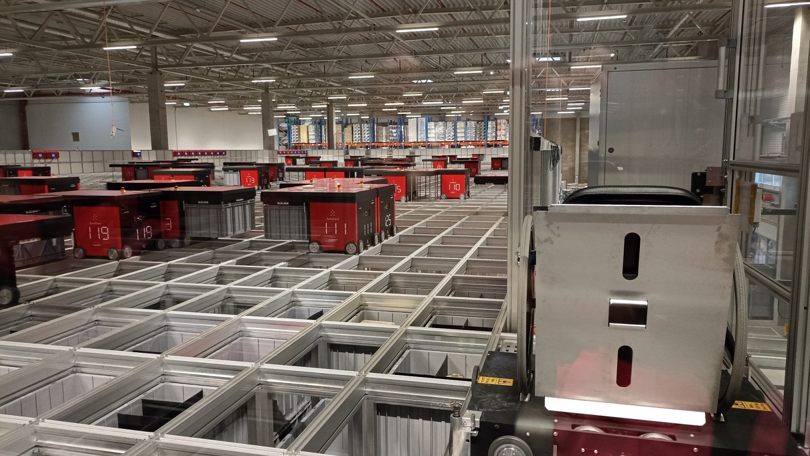 Roboti přepravující boxy se zbožím