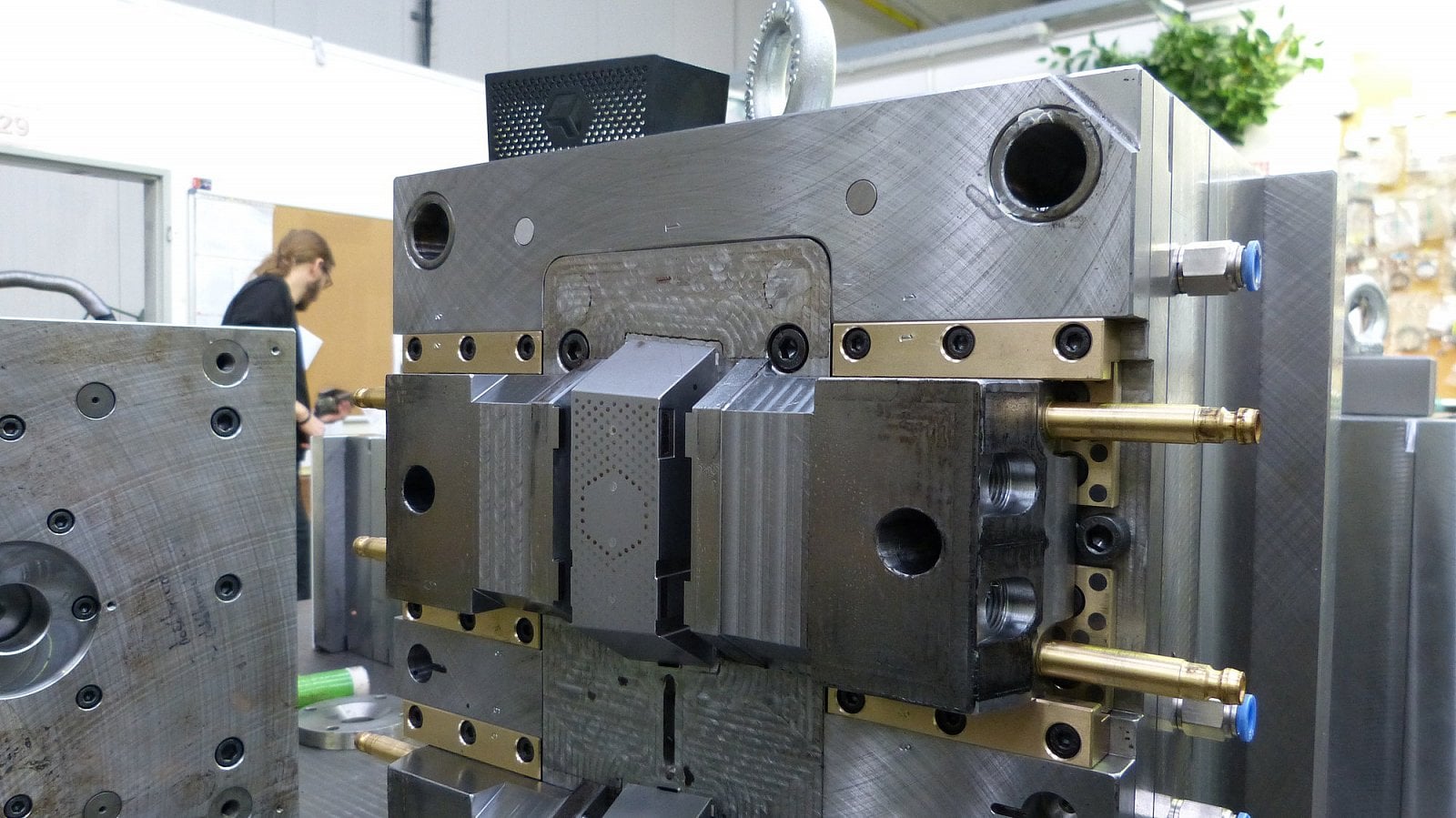 Výroba krabiček pro Turris Mox