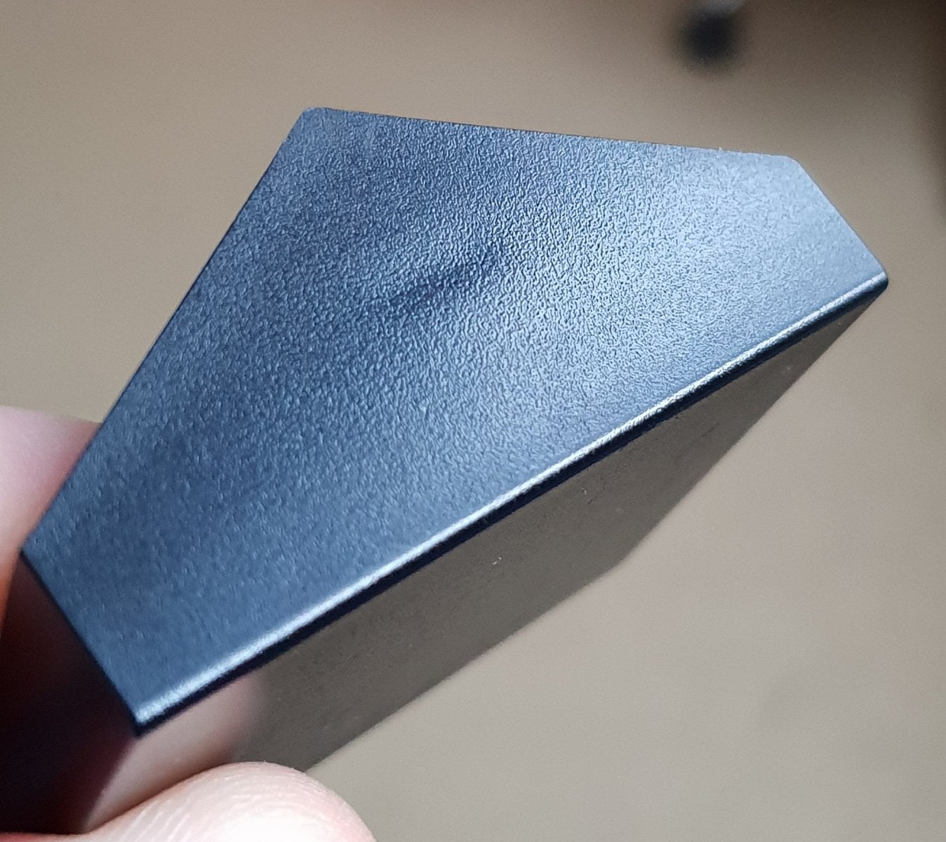 Když jsou hotové všechny formy, je možné přistoupit k výlisu zkušebních verzí. Na základě jejich zkoušek s vloženými produkčními moduly Moxe se pak ještě dělají drobné úpravy. Například se modelují náběžné hrany, upravuje se dezén pohledových dílů, či se maskují vtokové otvory, aby byly pro uživatele co nejméně viditelné a nenarušovaly celkový vzhled produktu.