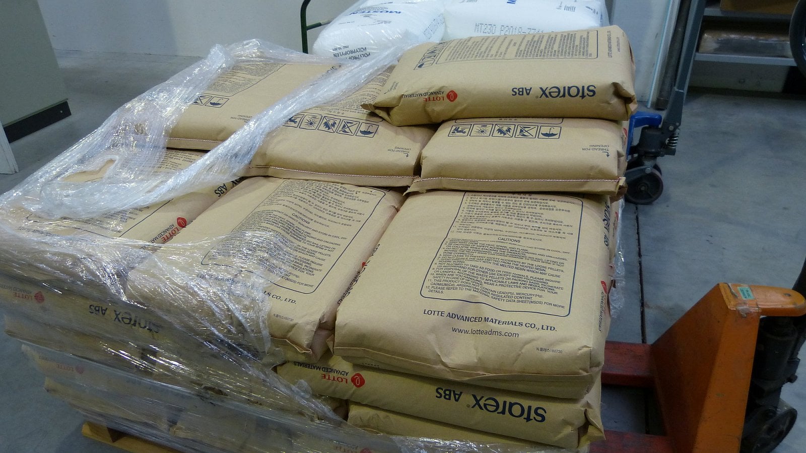 Samotná výroba probíhá již vcelku jednoduše. Základem je ABS plast, který se dodává v pytlích ve formě granulátu.