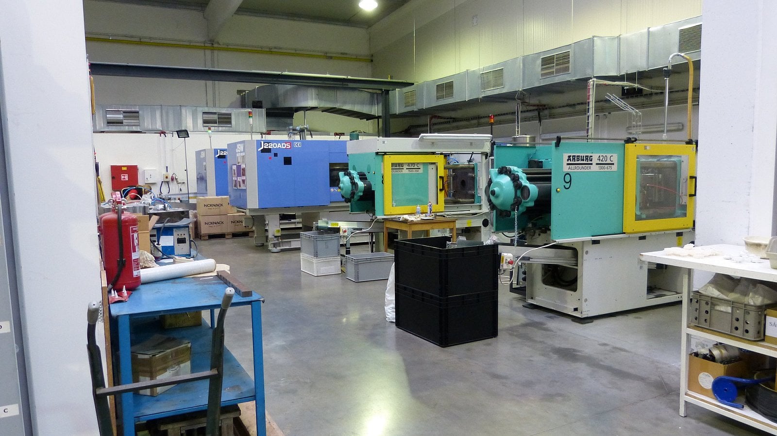 Ve výrobní hale je několik strojů, do kterých se dají umístit formy zajišťující lisování.