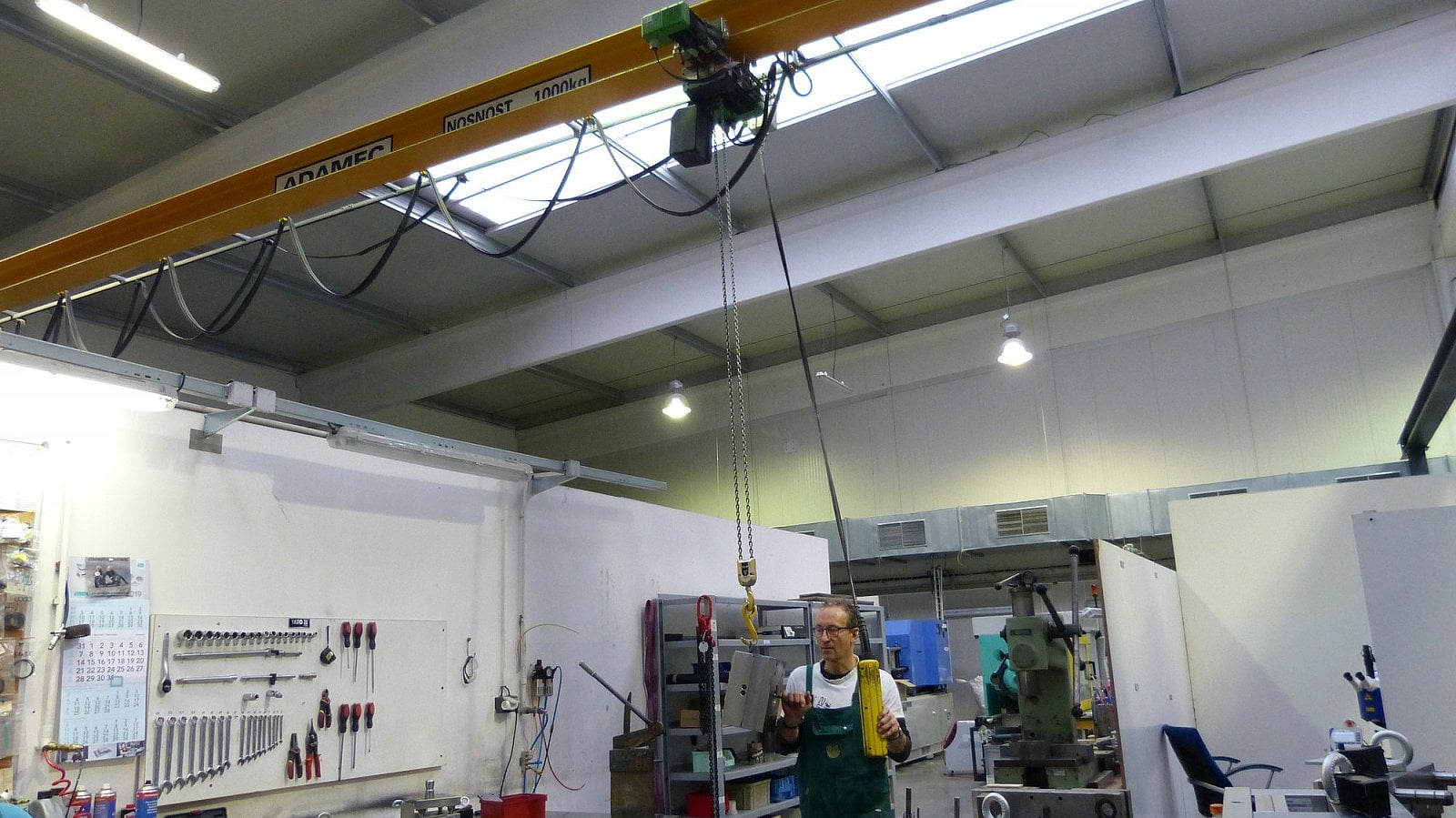 Na této fotografii můžete vidět přemísťování formy na výrobu čelíček.