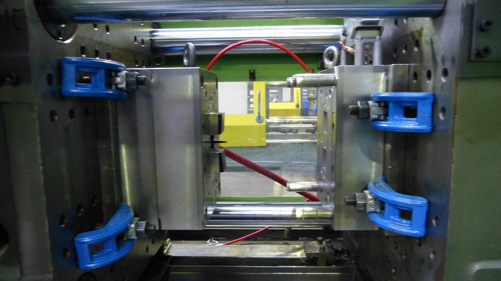 Jakmile se forma umístí do lisovacího stroje, připojí se okruh pro chlazení a vstřikování plastu a můžeme vyrábět.