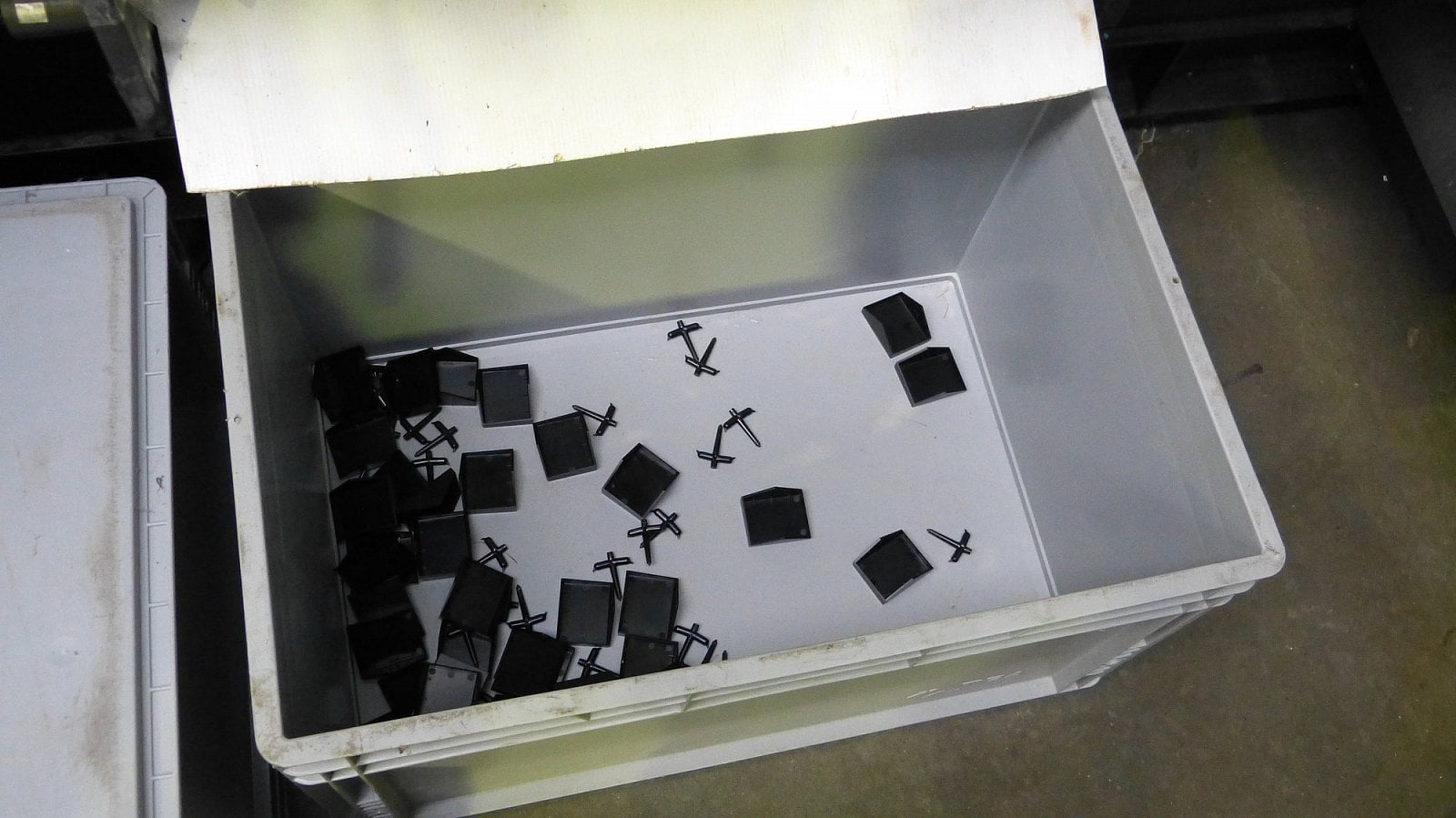 Hotové výrobky padají ze stroje do připravené krabice, kde je operátor sesbírá, zkontroluje a umístí do přepravního kartonu.