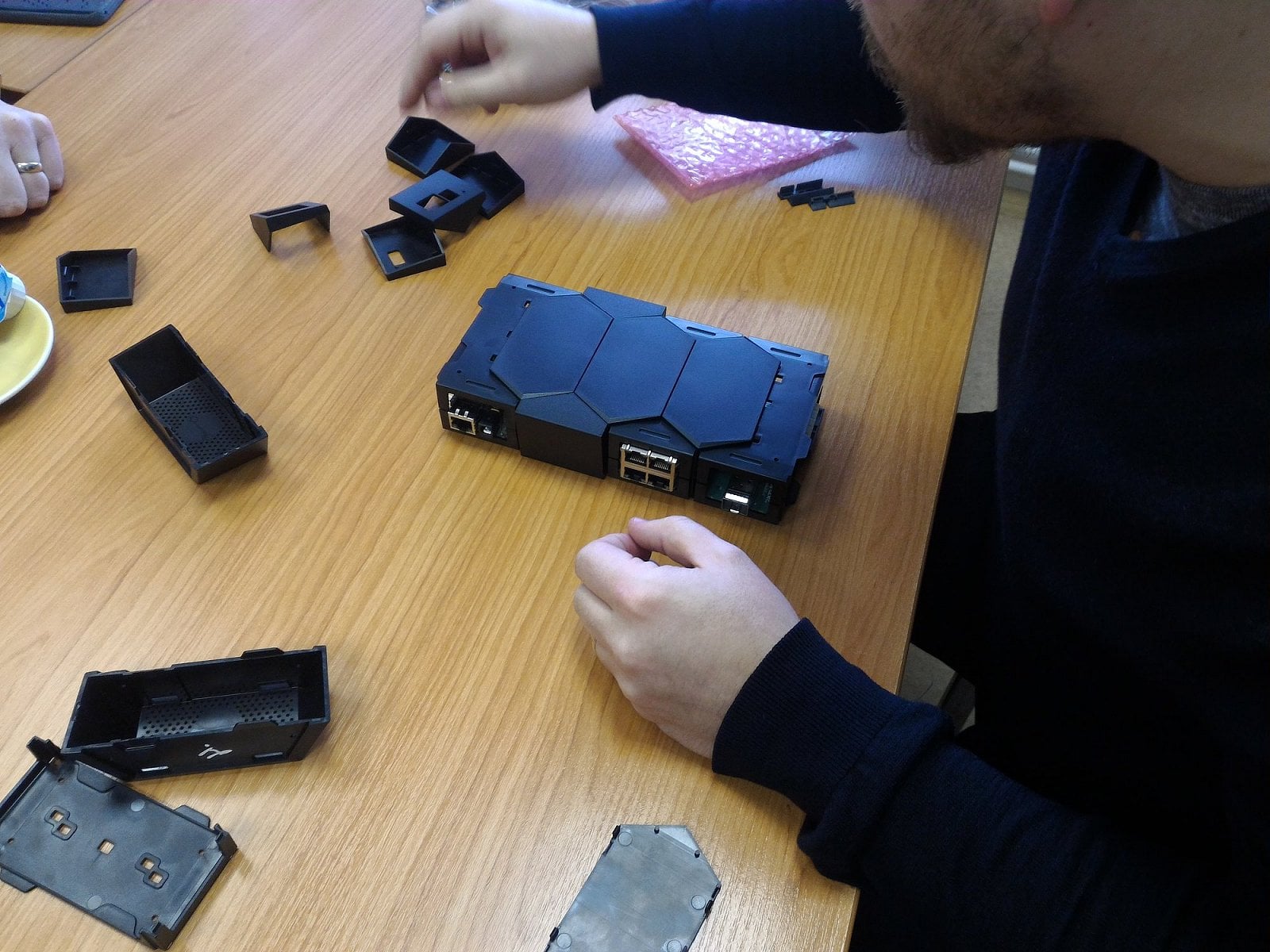 Výsledkem celého procesu je pak opravdu modulární krabička, která drží u sebe bez jediného šroubu, je snadno sestavitelná a rozebíratelná a přispívá tak k jedinečnosti celého routeru Turris Mox.