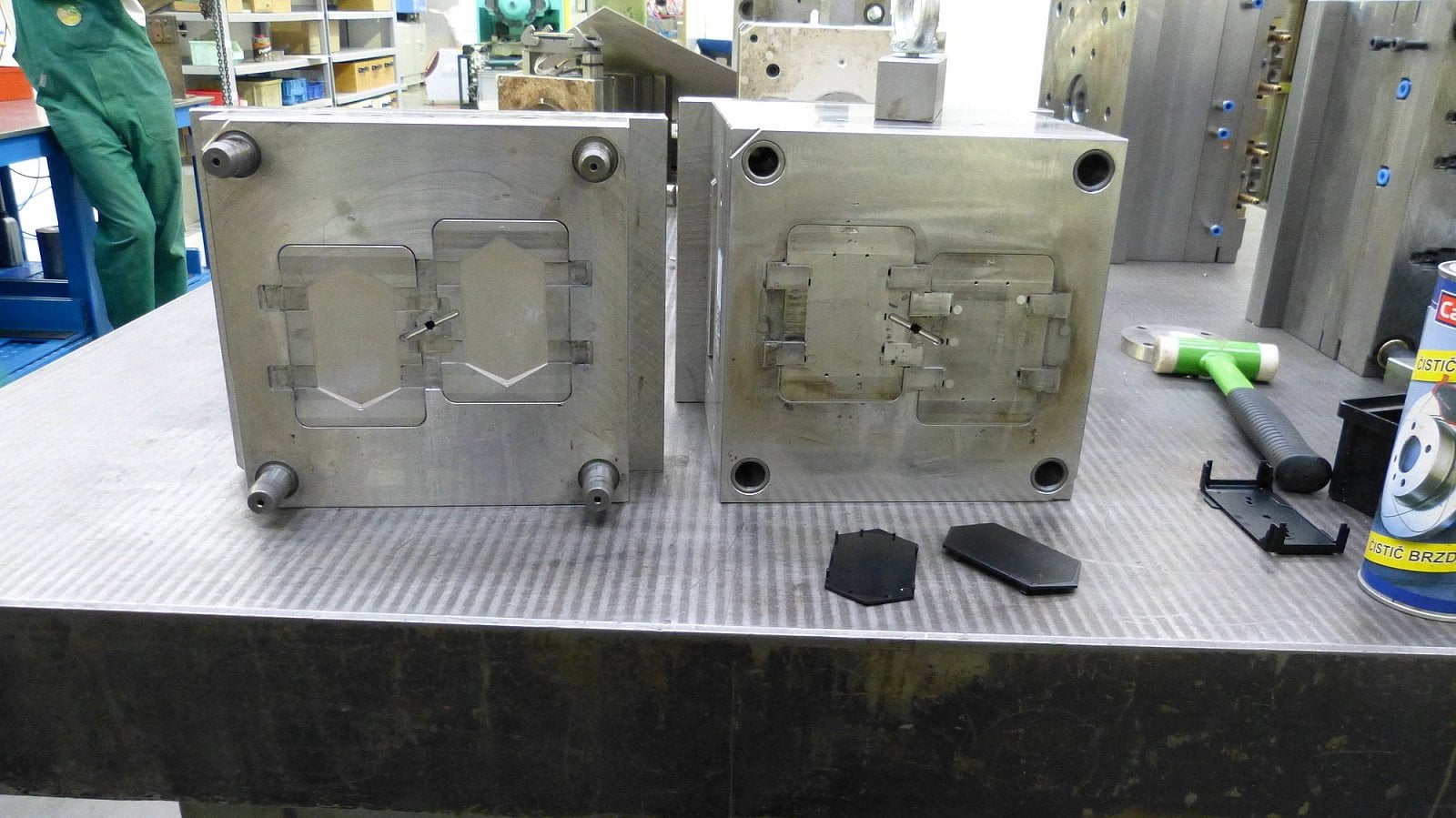 Zhotovení výkresů a výroba formy trvá cca 2 až 3 měsíce. K její výrobě se používá nástrojová ocel. Jedná se vlastně o několik masivních dílů spojených k sobě. Těmito díly je tlačen tekutý plast o teplotě blížící 200 stupňů Celsia, který se ve formě rozlije v požadovaném tvaru a postupně chladne.