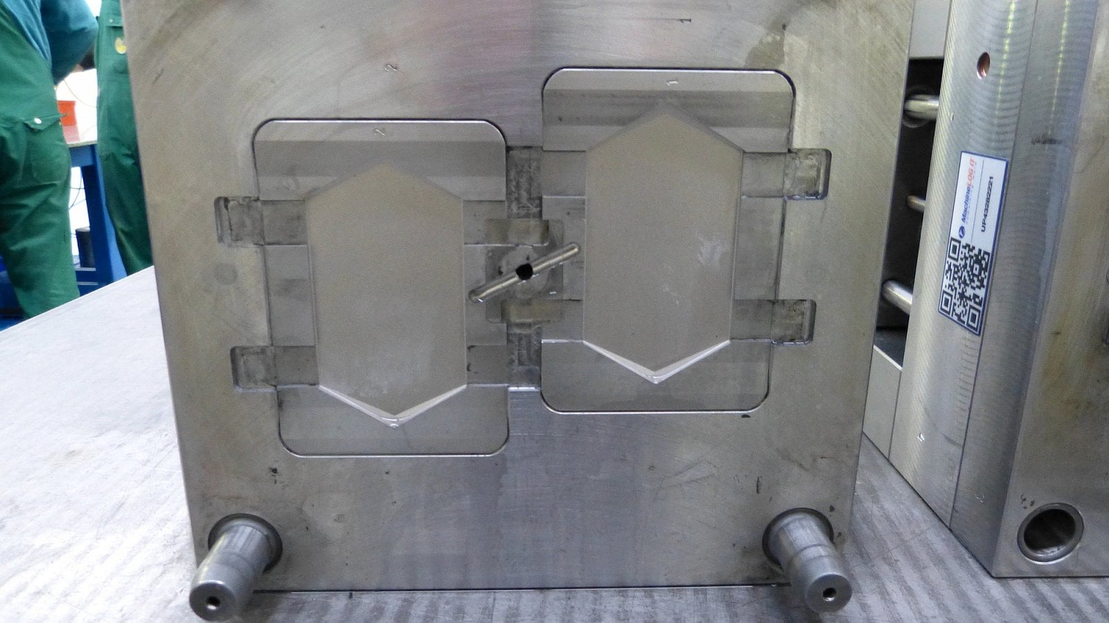 Hodnota tlaku, kterým je plast tlačen do formy, jsou stovky barů. Přítlak obou dílů formy proti sobě tedy musí být v řádech jednotek tun. Pokud by tomu tak nebylo a objevila se mezi díly formy i jen nepatrná skulinka, tekutý plast se z formy vylije ven a celý proces výroby dílu bude znehodnocen.