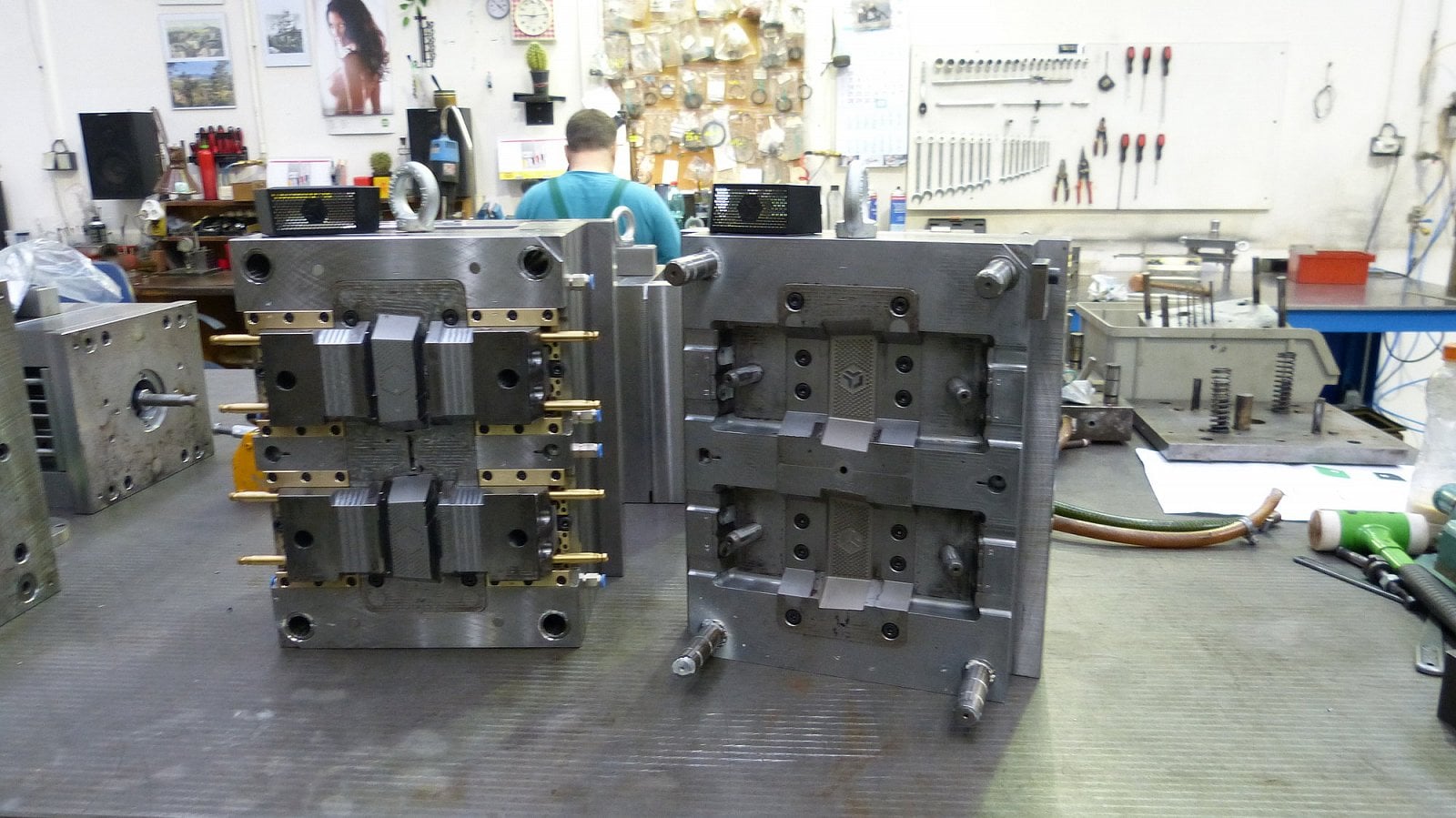 Chladnutí musí být řízeno, nesmí být ani moc pomalé, ani rychlé. Je regulováno soustavně protékající vodou v hadičkách, které jsou protaženy skrz formu. Řídící jednotka stroje pak reguluje teplotu vody.