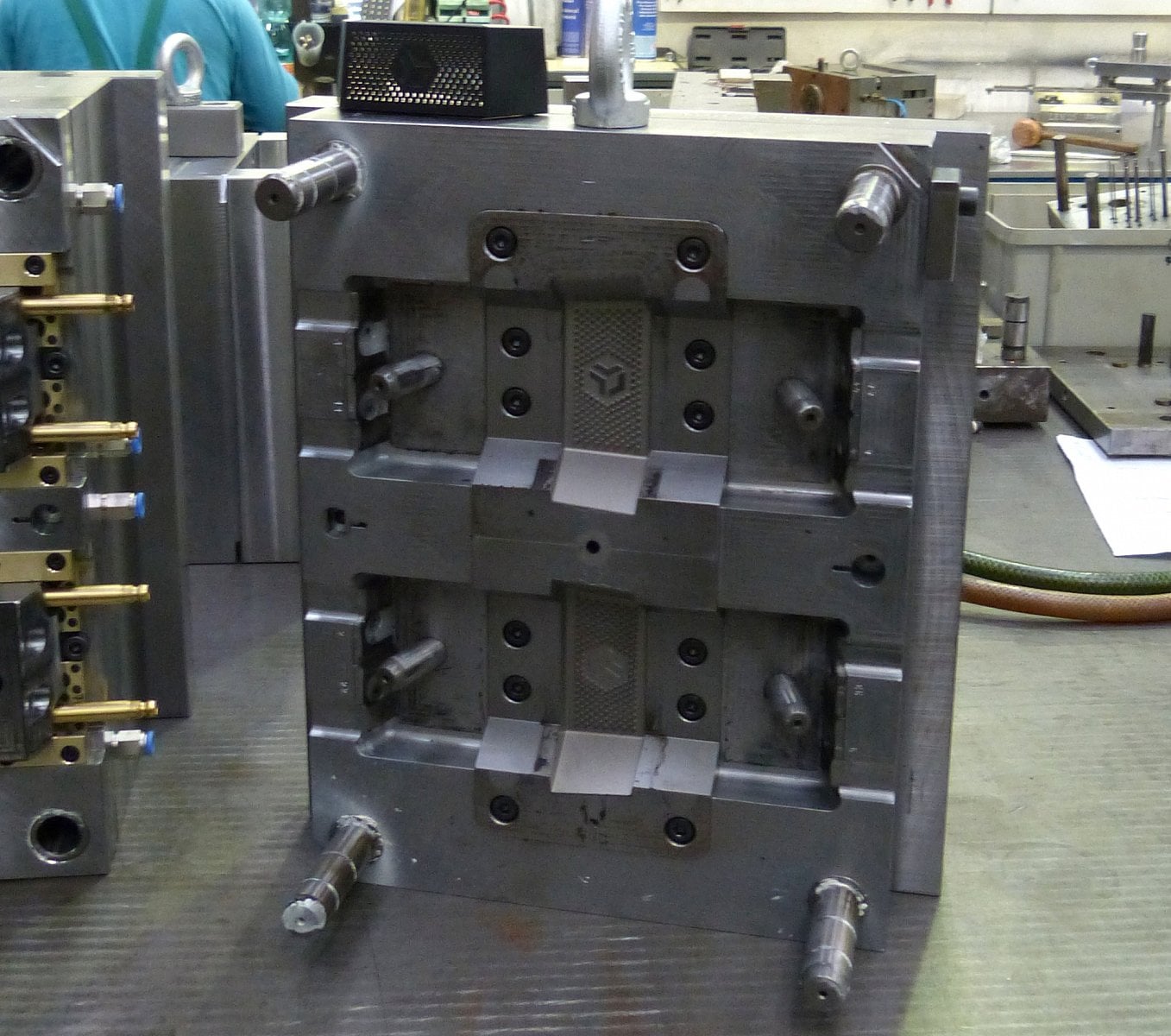 Důležitý je také výsledný tvar dílu. Není možné vyrobit vše, co si designer vymyslí. Záleží na směřování jednotlivých hran a jejich sklonu. Hotový díl musí po zchladnutí bez problémů z formy vypadnout.