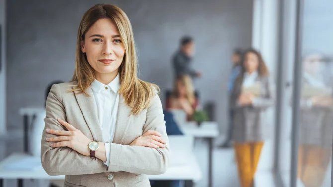 3.3.25 3*/žena, podnikatelka, zaměstnanec, šéf