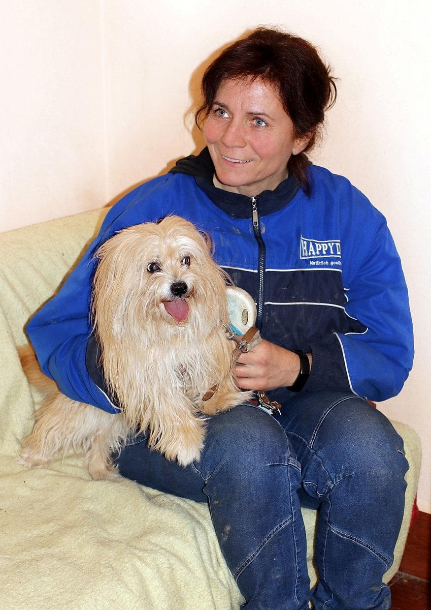 Majitelka psy miluje.