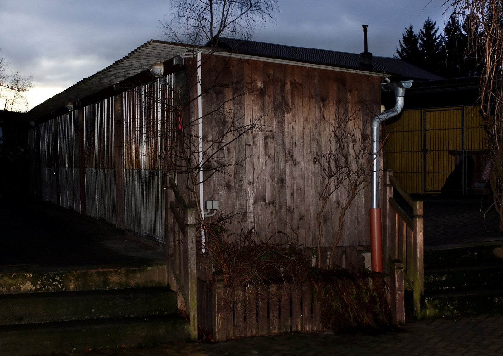 Psí hotel má několik desítek kotců.