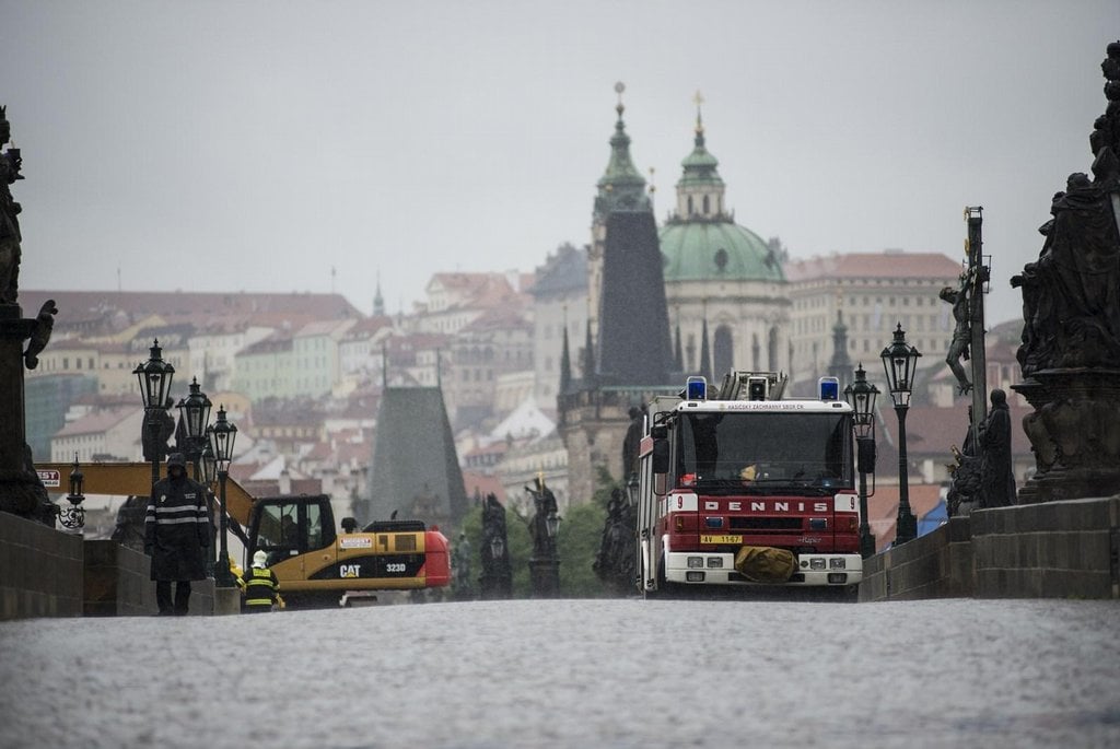 2011-02-povodnc49b-v-praze-2.jpg