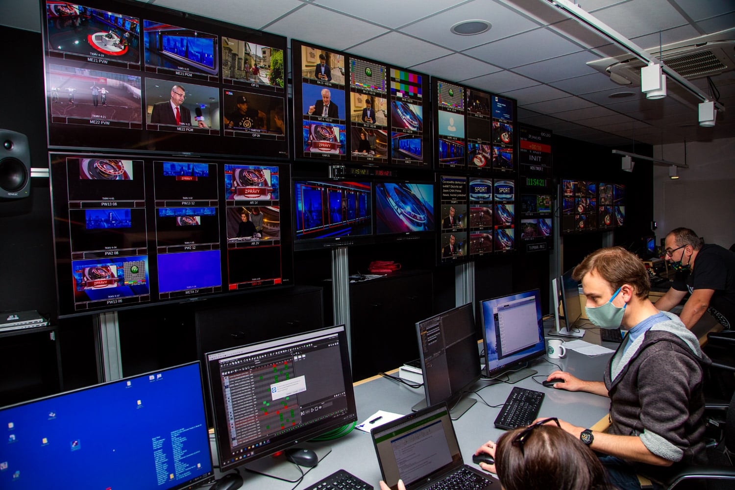 Režie CNN Prima News Oproti klasickému uspořádání nesedí režisér a střihač v první řadě, ale až v další. V ostatních režiích Primy je zachováno standardní uspořádání, kdy režisér a střihač sedí přímo před monitory.