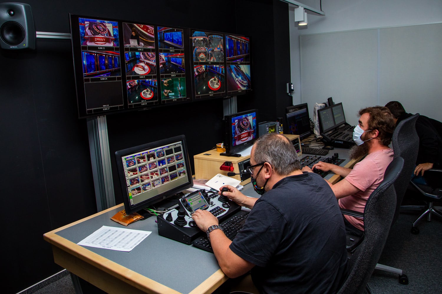 V režii CNN Prima News. Nahlédli jsme ve chvíli, kdy se chystaly polední Zprávy.